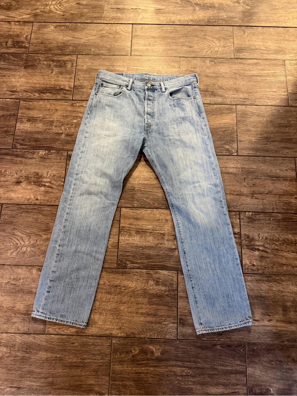 Levis 501 Original Fit Mens
Light Wash Straight Leg Button
Fly Jeans W32* L29*